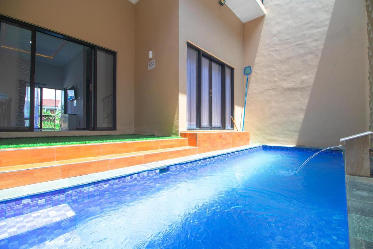 Villa Azzalea Private Pool dan Rooftop — 4-Star Luxury Hotel in Batu, Indonesia