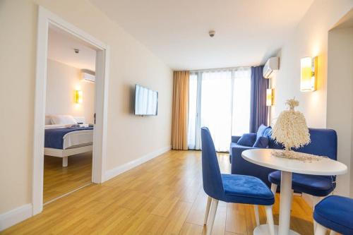 Sunny Apartment In Orbi C Block