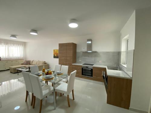 Sunshine Apartments Mellieha modern three bedroom ground floor apartment with yard — 4-Star Luxury Hotel in Mellieha, Malta
