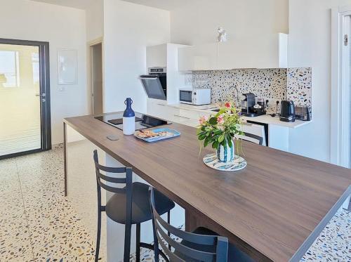 Appartement Confort pour 2 personnes Sur la plage Les pieds dans leau — 4-Star Luxury Hotel in Plonevez-Porzay, France