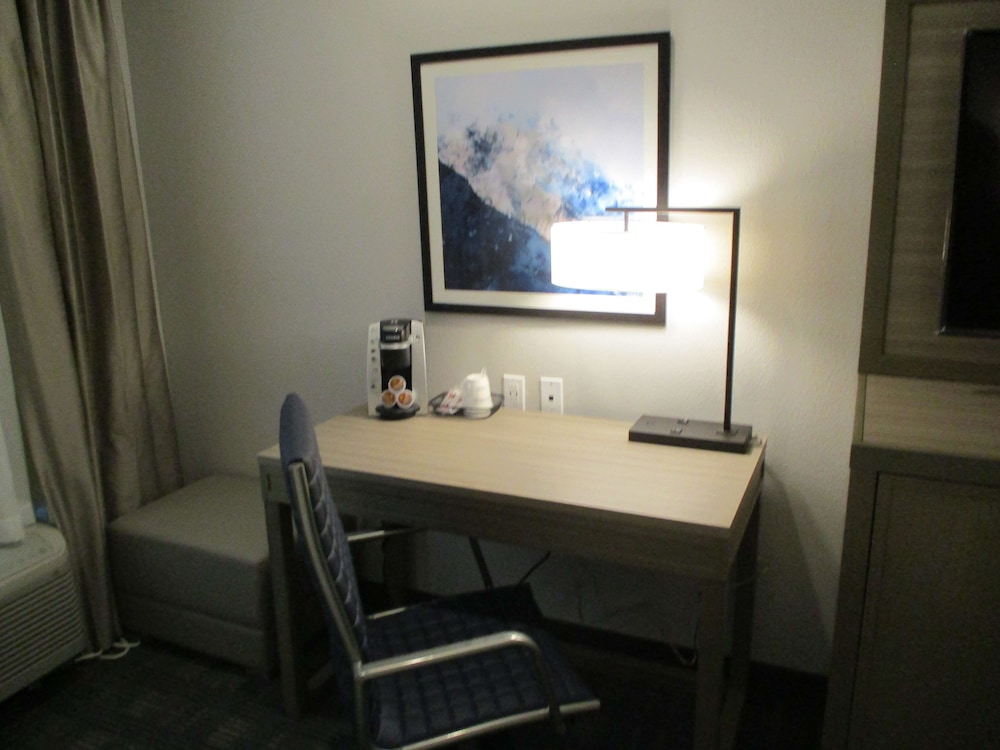 Merica Inn & Suites - photo 7