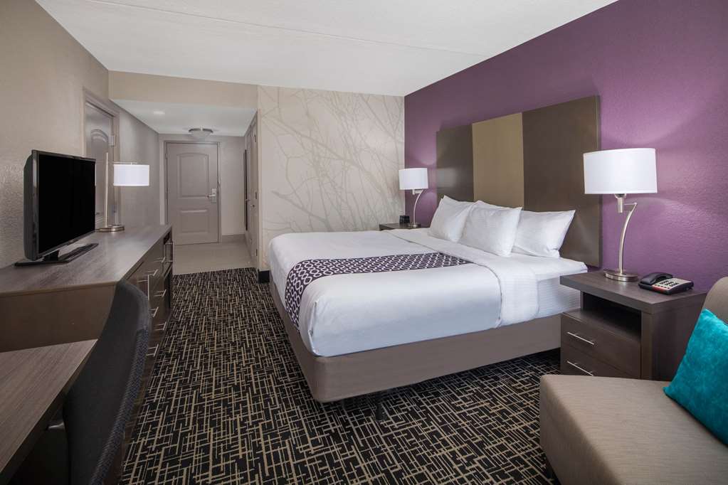 La Quinta Inn & Suites by Wyndham Chattanooga East Ridge - photo 15