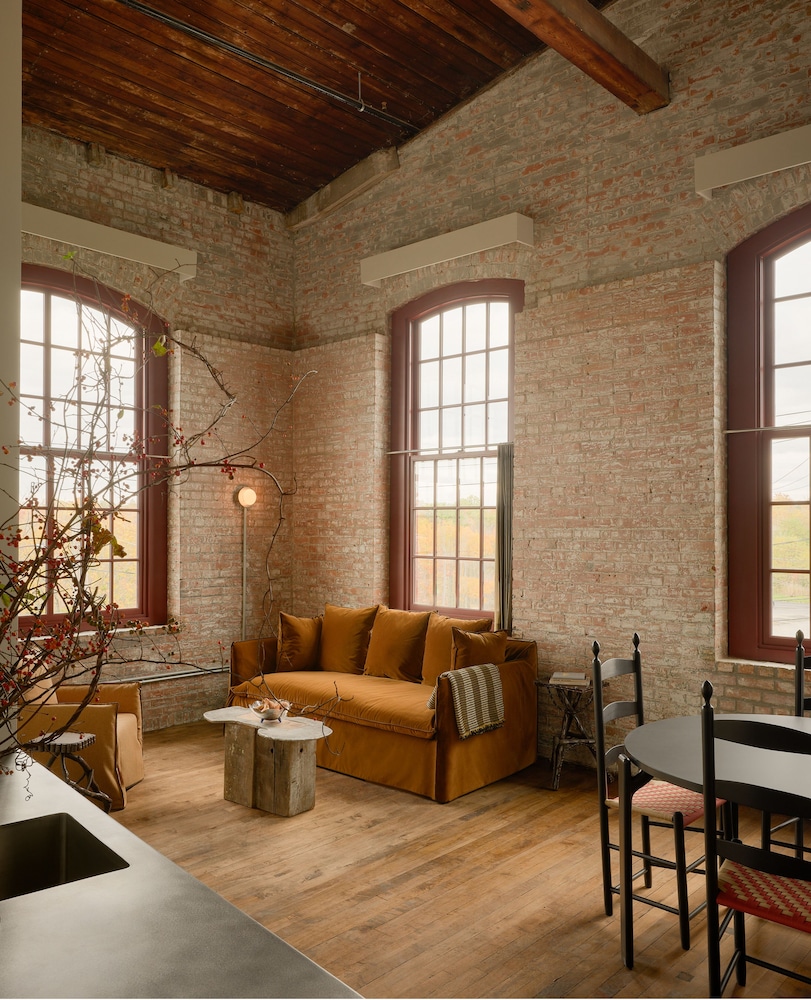 Pocketbook Hotel and Bath in Hudson, United States