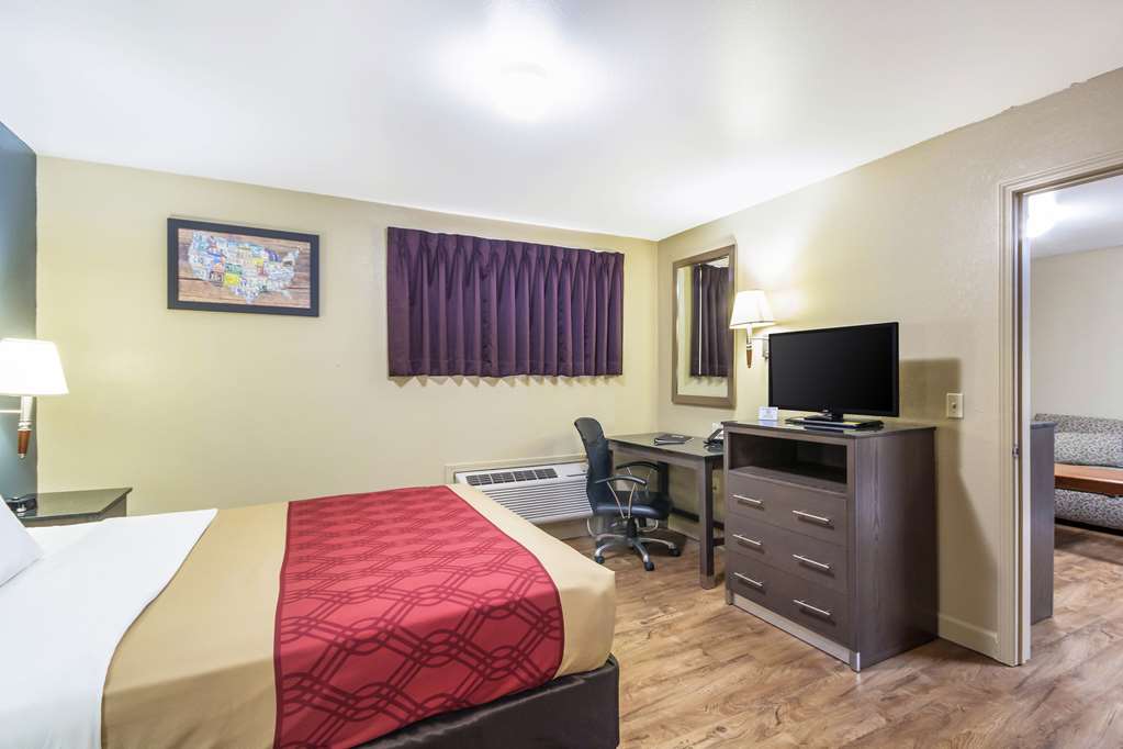 Econo Lodge Inn & Suites I 35 at Shawnee Mission - photo 38