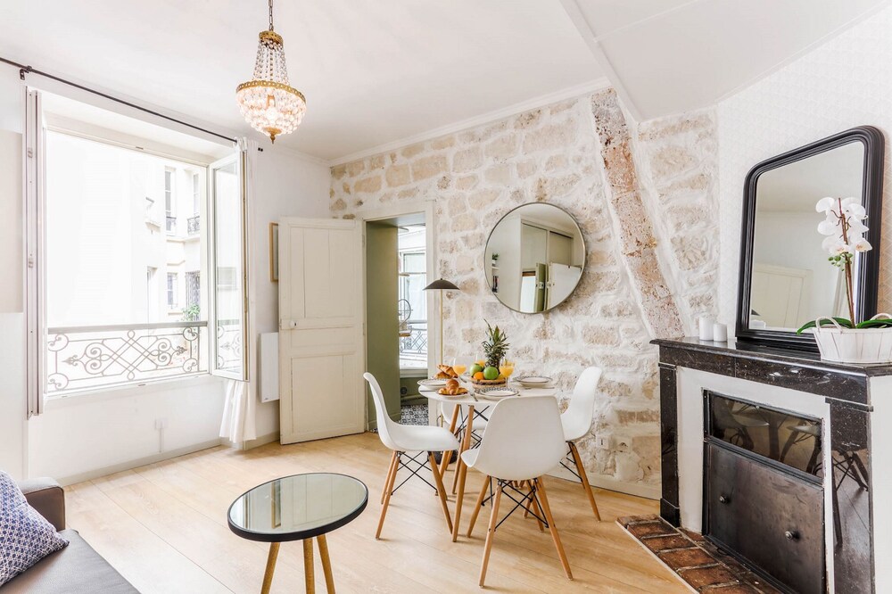 Eiffel Tower Champ de Mars Apartment - last minute hotel in Paris