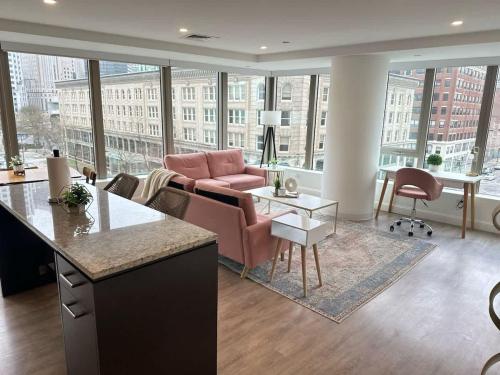 Upscale 2BR Condo with Gym & Parking near MGH & TUFTS — 4-Star Luxury Hotel in Boston, United States