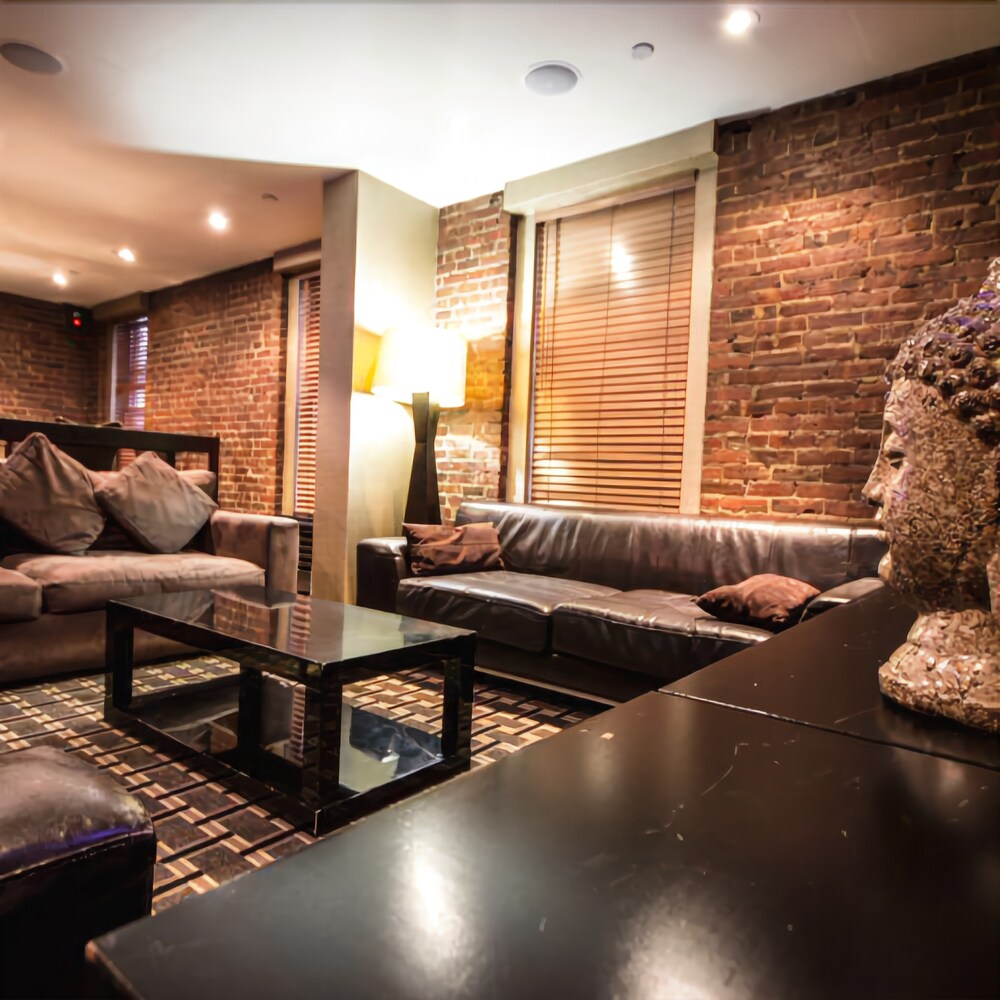 The Broadway Hotel and Hostel - photo 29