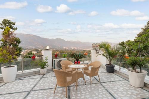 SaffronStays Mystic Homes pet friendly cottage with valley views & bonfire setup in Dehradun — 4-Star Luxury Hotel in Dehra Dun, India