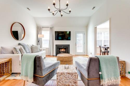 Game Room Fenced backyard Sleeps 10 Fire Pit — 4-Star Luxury Hotel in Spring Hill, United States