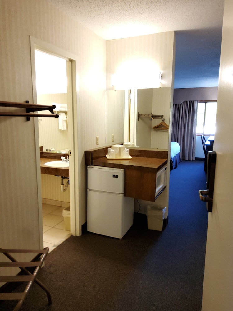 Klopfenstein Inn and Suites - photo 17