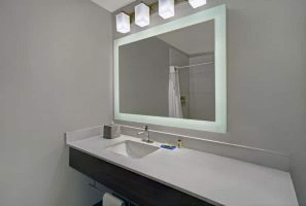 Holiday Inn Express & Suites Detroit Dearborn by IHG - photo 37