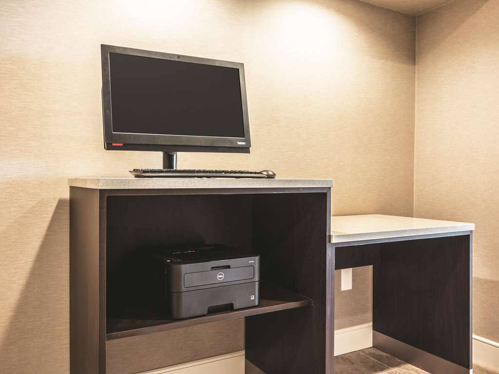 La Quinta Inn & Suites by Wyndham Shreveport Airport - photo 46
