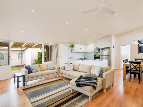 The Deckhouse I Pet Friendly I 2 Mins to Beach — hotel in Culburra Beach