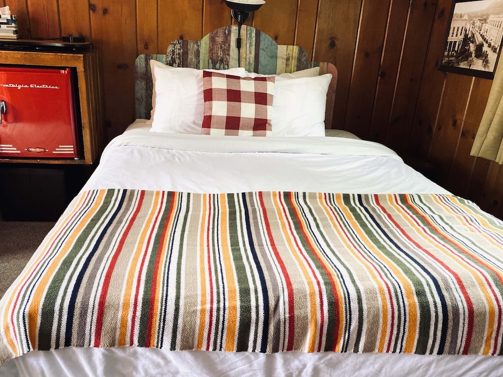 Foot of the Mountain Motel - photo 8