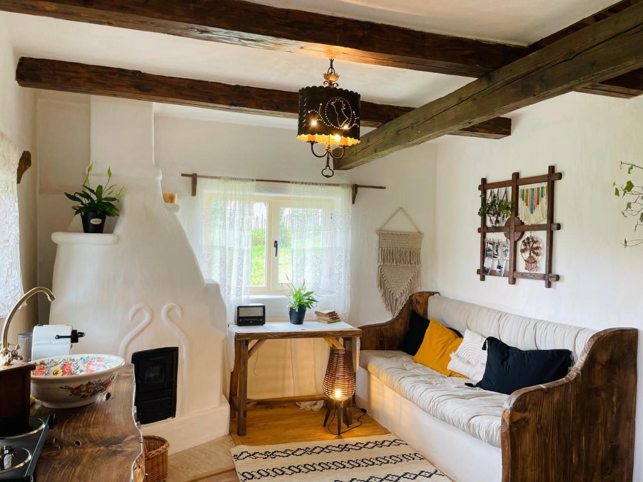 Inside The Village Rooster's Nest — hotel in Tunari
