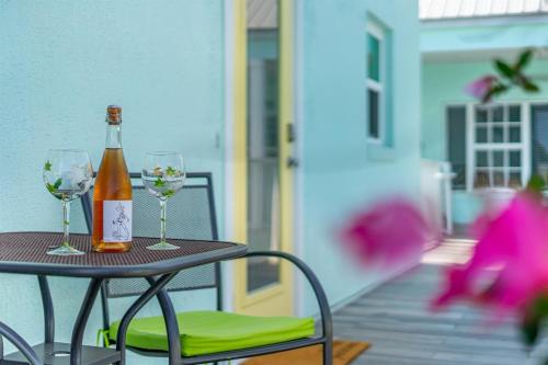 Stay ON Flagler Avenue Charming Condo with Full Kitchen Parking and Courtyard — 4-Star Luxury Hotel in New Smyrna Beach, United States