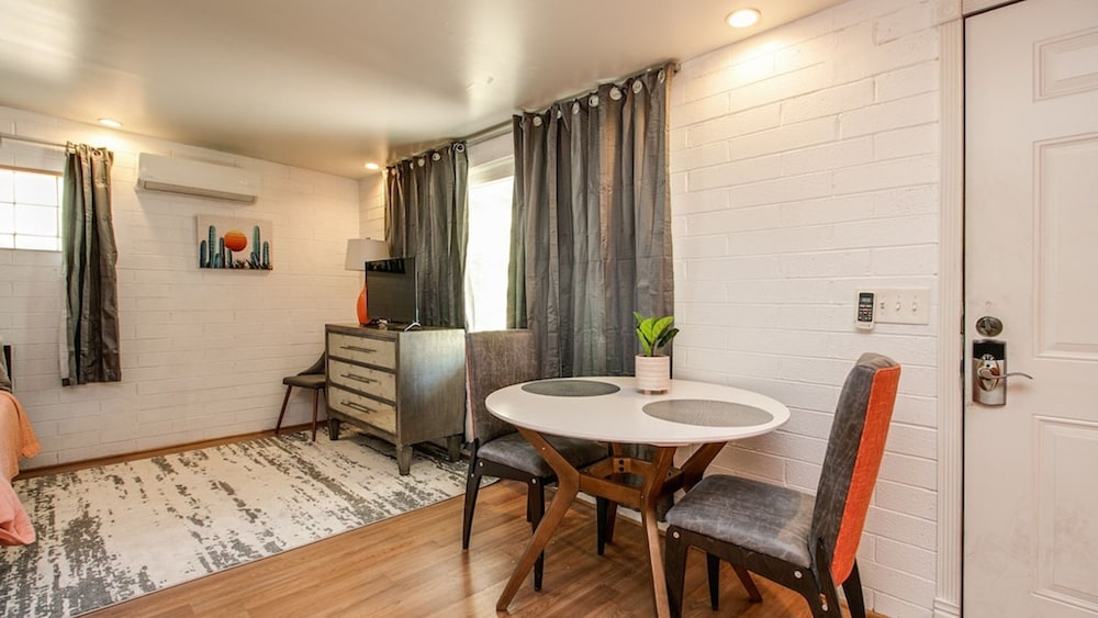 Bright & Cozy Mid Town Zen Yard Studio - photo 8