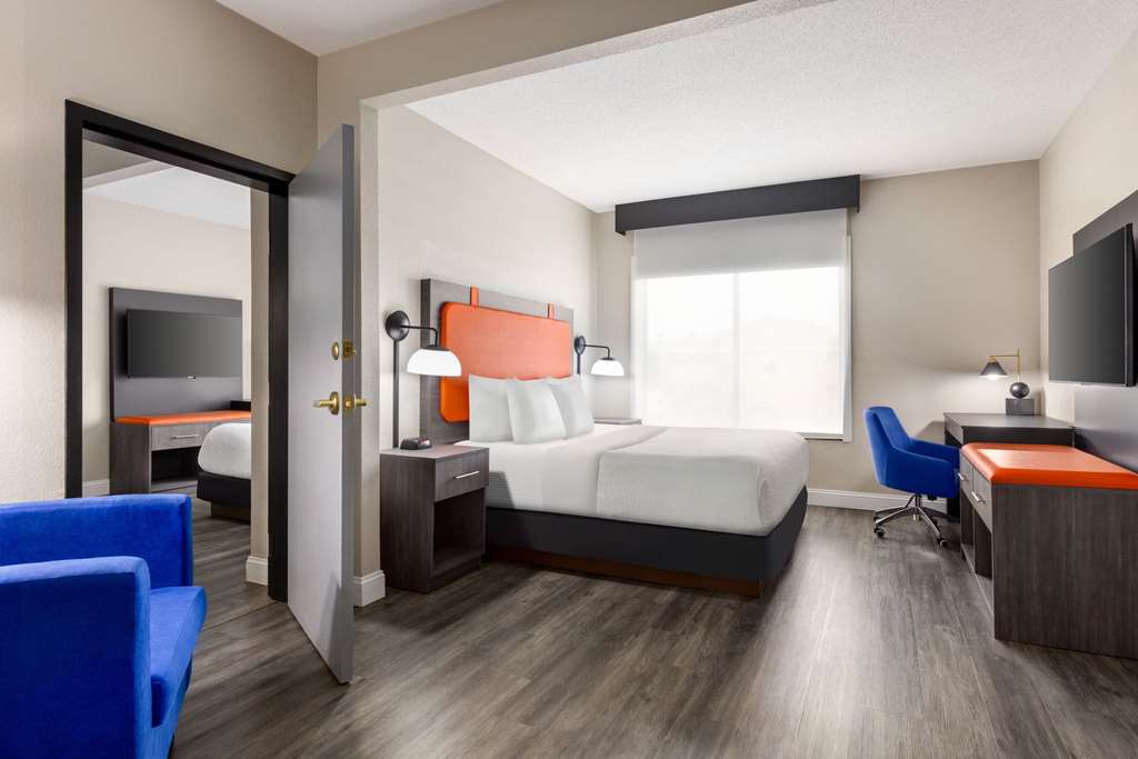 La Quinta Inn & Suites by Wyndham Mt. Laurel Philadelphia - photo 50