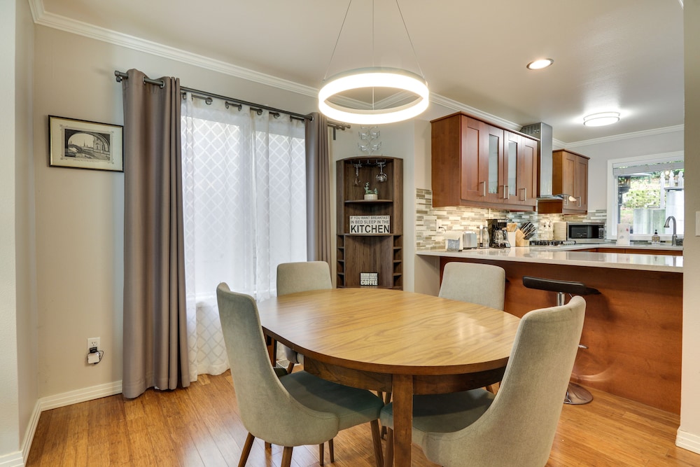 Lake Oswego Home w Deck 9 Mi to Downtown Portland — 4-Star Luxury Hotel in Lake Oswego, United States