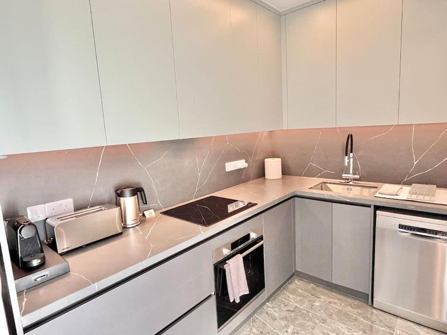 V Premium Brand New Central flat