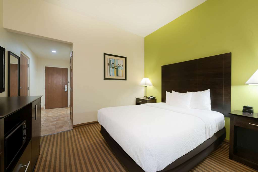 La Quinta Inn & Suites by Wyndham Columbus Grove City - photo 47