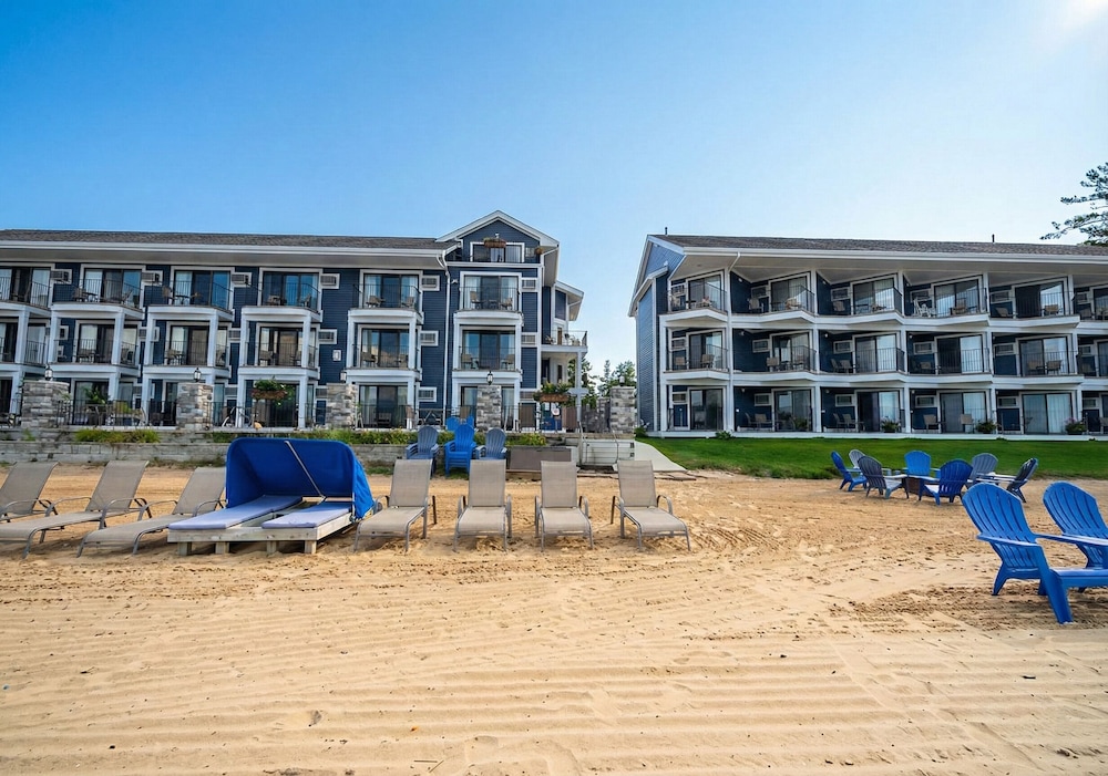 Pointes North Beachfront Hotel 2 Person Spa Tub Studios - carbon neutral hotel in Traverse City