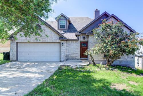 Spacious 3BR Retreat Close to Downtown & Outlets in San Marcos, United States