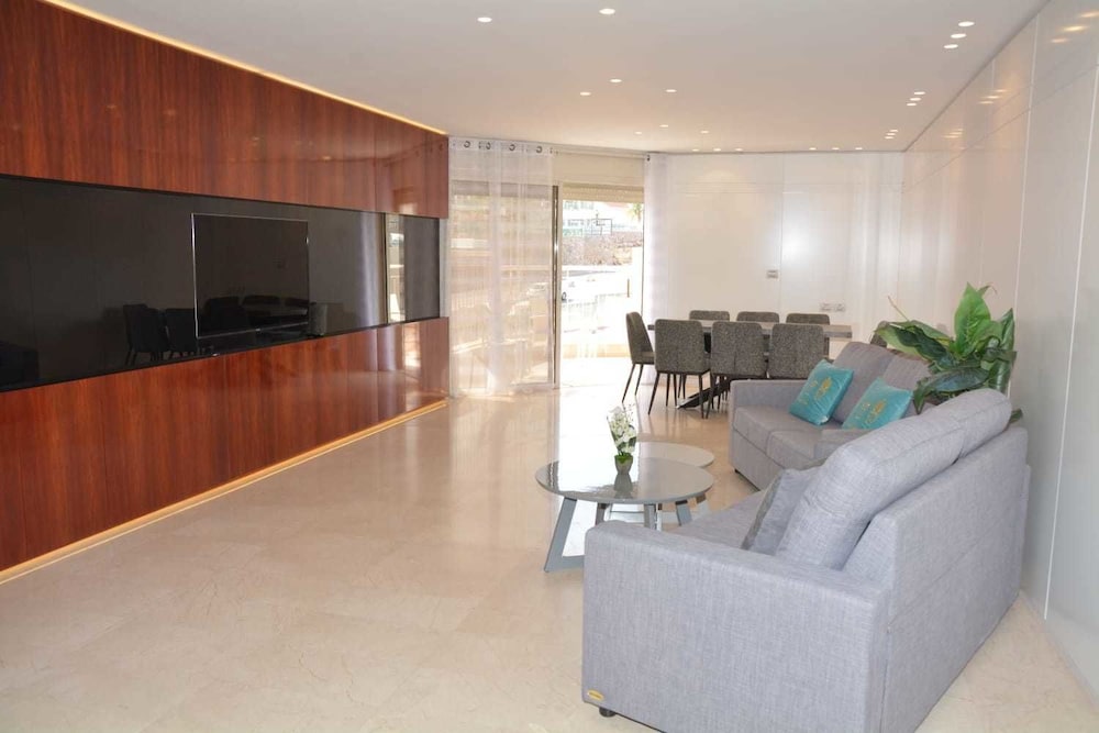 Renovated White 3BD next to Beach Pool — 4-Star Luxury Hotel in Eilat, Israel