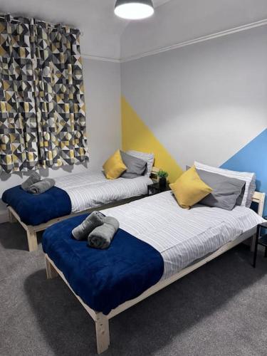Salisbury New 3br home wifi parking sleeps 6 near Liverpool city centre — 4-Star Luxury Hotel in Birkenhead, United Kingdom