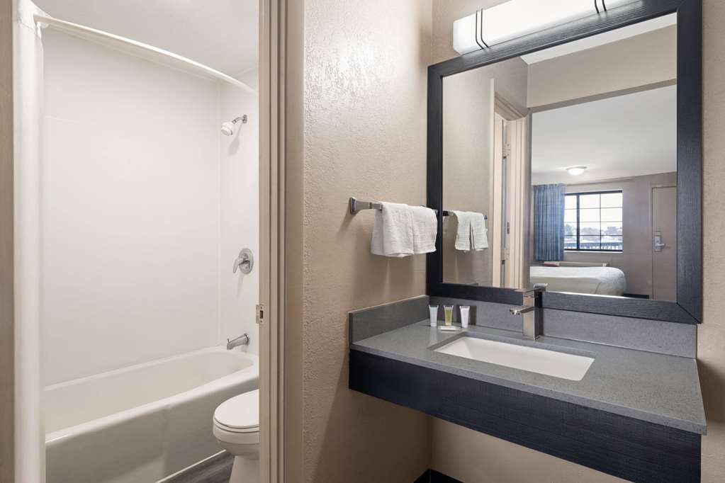 Days Inn & Suites by Wyndham Kokomo - photo 10