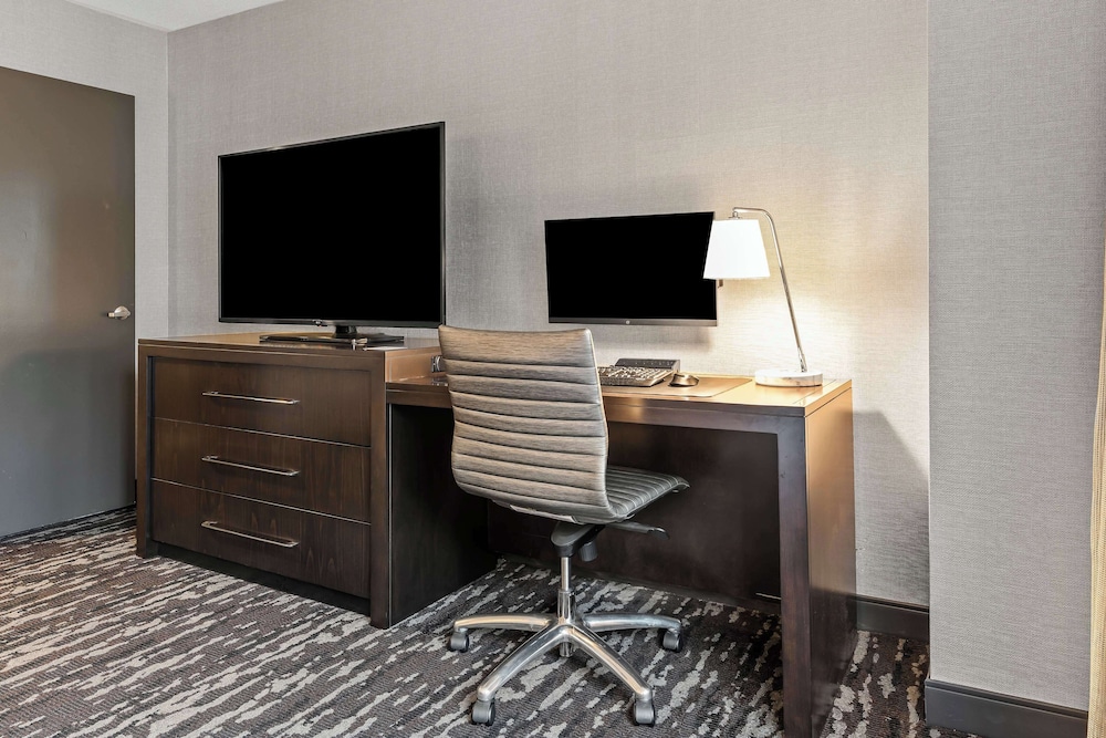 Embassy Suites by Hilton Crystal City National Airport - photo 21