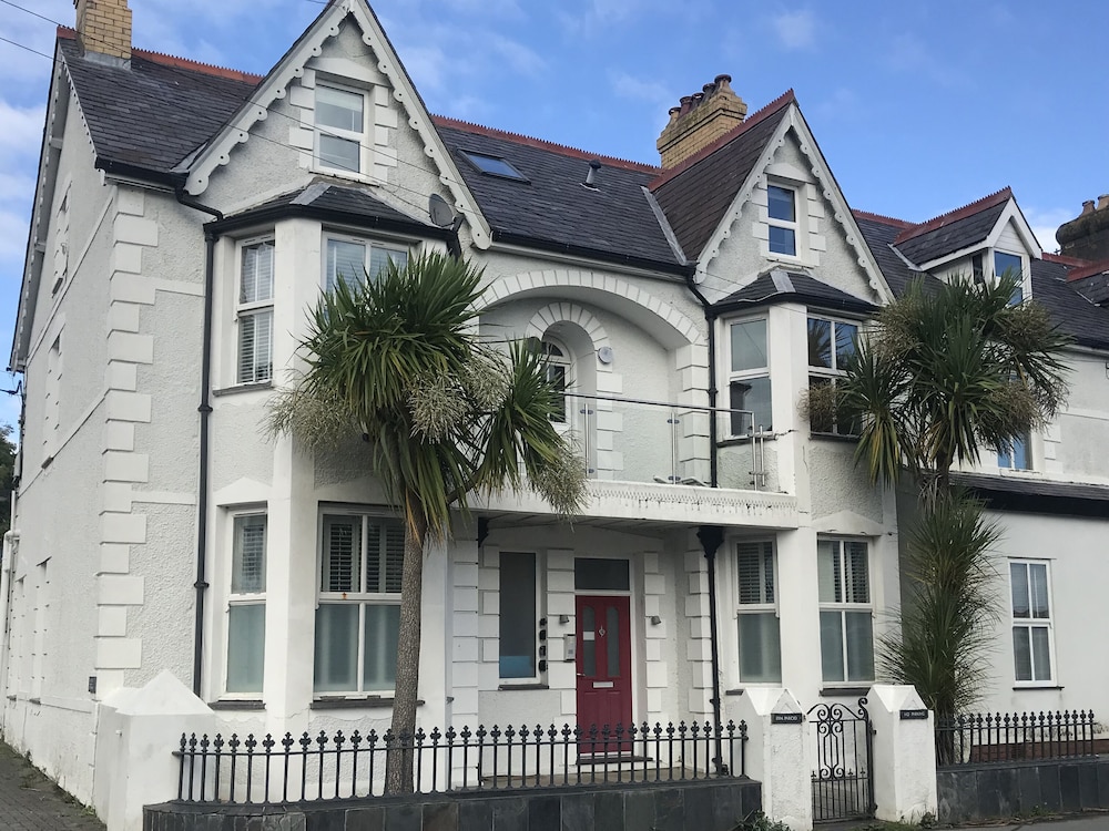 Apartment 2 Gorwel Glas — 4-Star Luxury Hotel in Pwllheli, United Kingdom