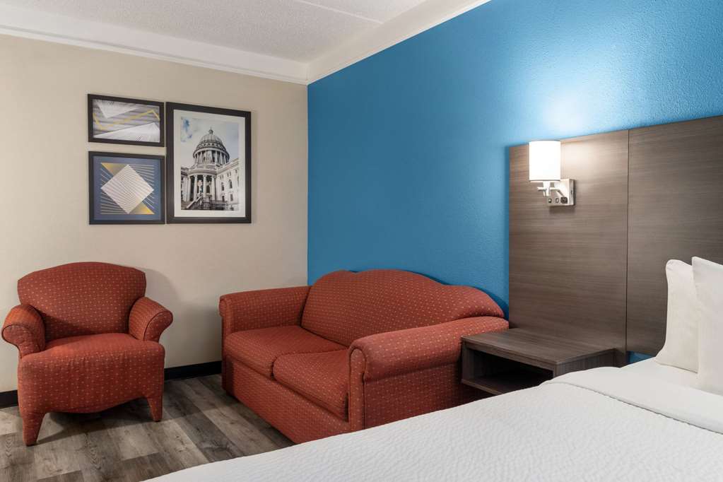 La Quinta Inn & Suites by Wyndham Madison American Center - photo 12