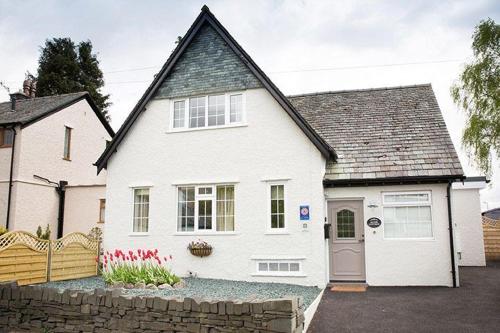 River Cottage Keswick luxurious cottage with garden overlooking the River Greta — 4-Star Luxury Hotel in Keswick, United Kingdom