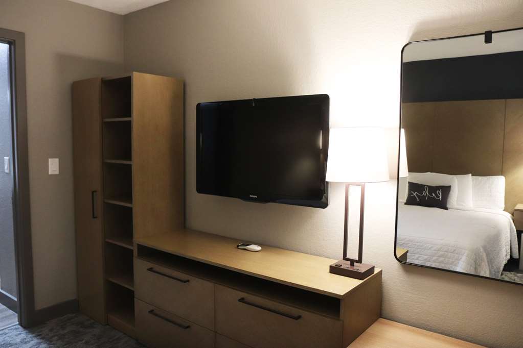 Eastland Suites Hotel & Conference Center - photo 4