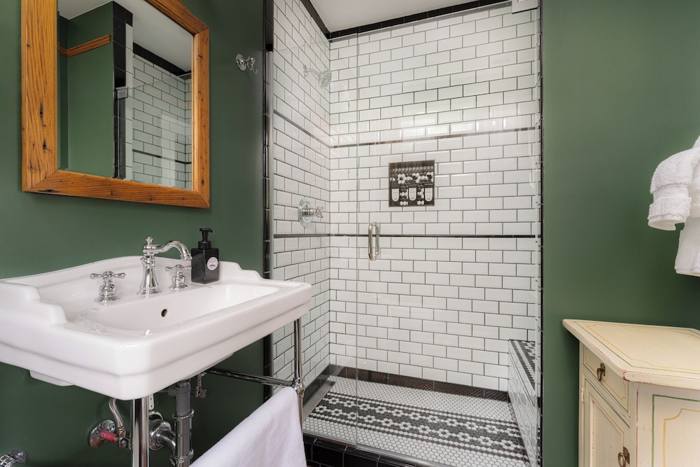 The NuWray Hotel & Carriage House - photo 67
