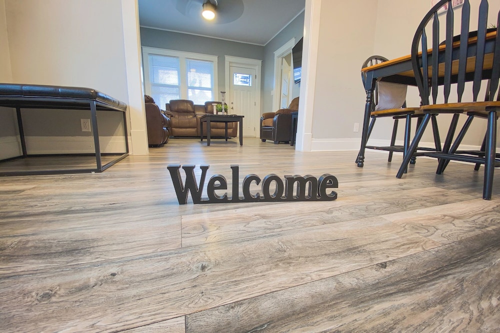 Large 6BR 2 bath in Niagara Falls in Niagara Falls, United States