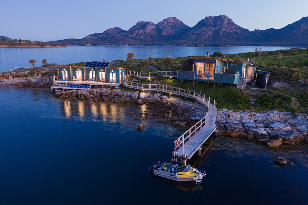 Picnic Island — 4-Star Luxury Hotel in Coles Bay, Australia
