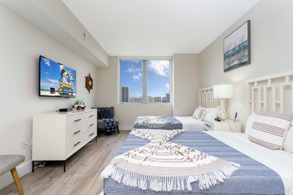 Stunning Bay Front 3 Bed Private Floor Apt 2001 @ BW Resort Miami - photo 26