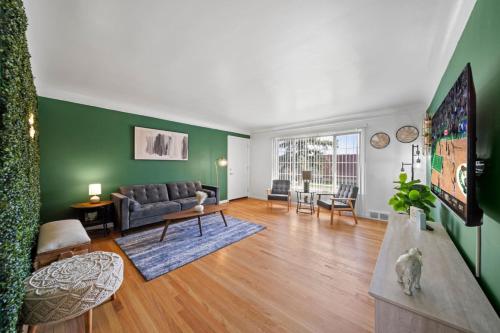 DT Green Haven 4 Bed Sanctuary in Vibrant Loco — 4-Star Luxury Hotel in Birmingham, United States