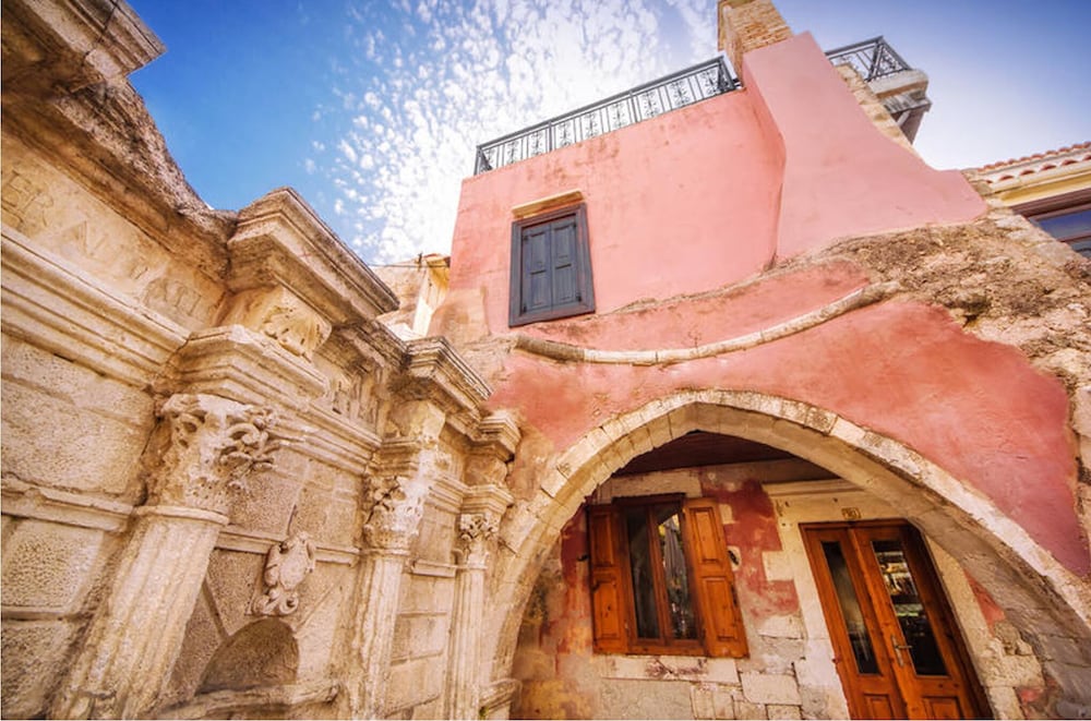 Venetian Rimondi Fountain Mansion Built In 1626 — 4-Star Luxury Hotel in Rethymno, Greece