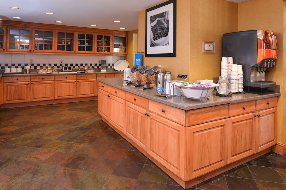 Hampton Inn & Suites Pueblo Southgate - photo 46