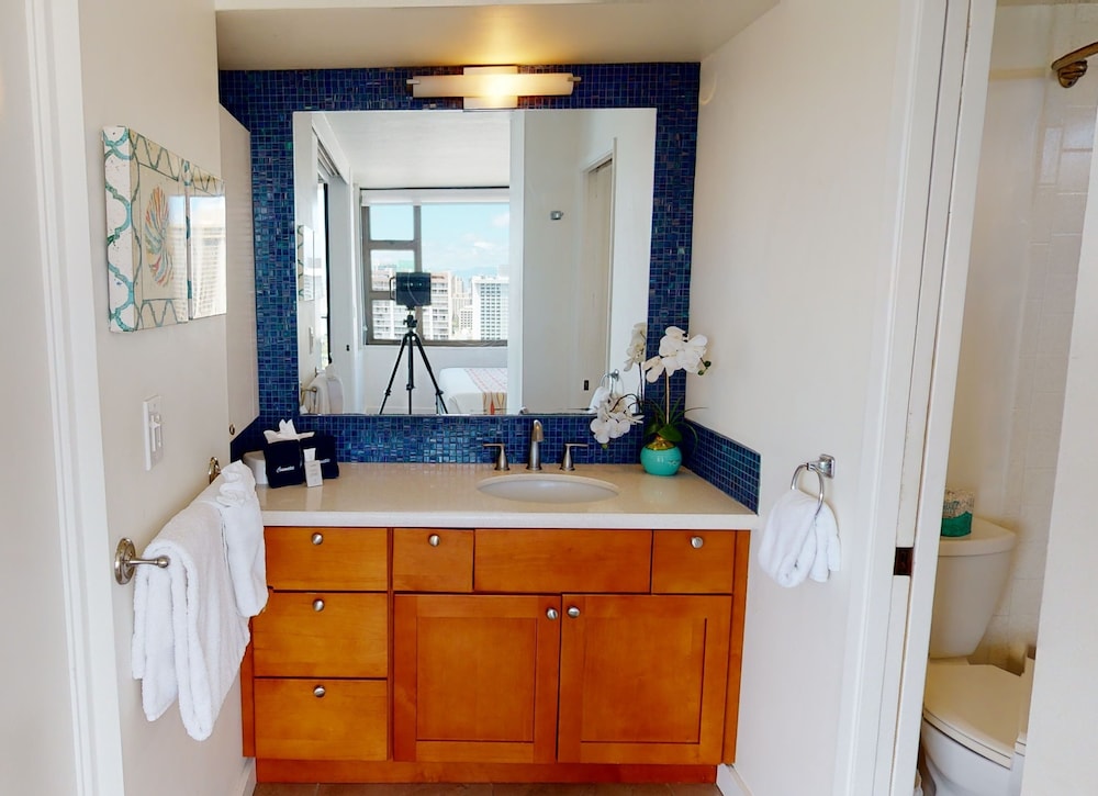 Artsy 32nd Floor Condo with Modern Furnishings & Gorgeous Ocean Views by Koko Resort Vacation Rentals - photo 18