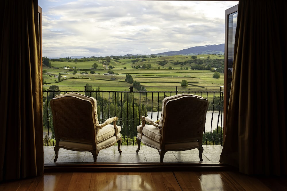 Lake Karapiro Lodge — 4-Star Luxury Hotel in Matamata, New Zealand