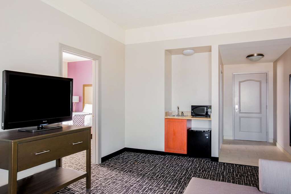 La Quinta Inn & Suites by Wyndham Mission at West McAllen - photo 28
