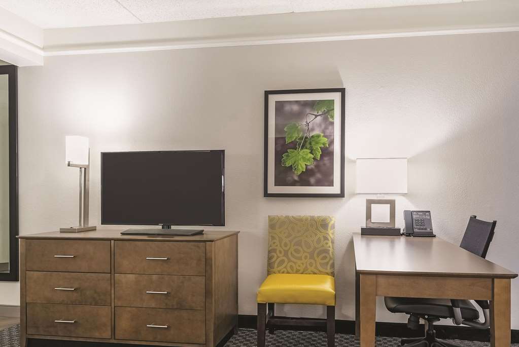 La Quinta Inn & Suites by Wyndham Alexandria Airport - photo 19