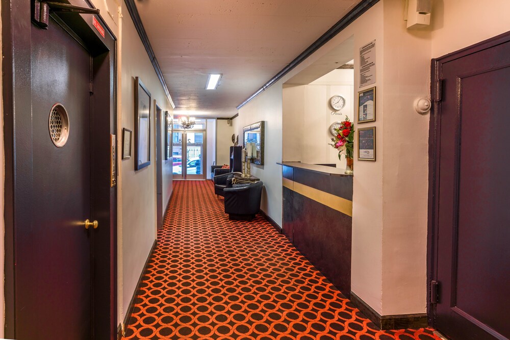 Royal Park Hotel and Hostel - photo 4