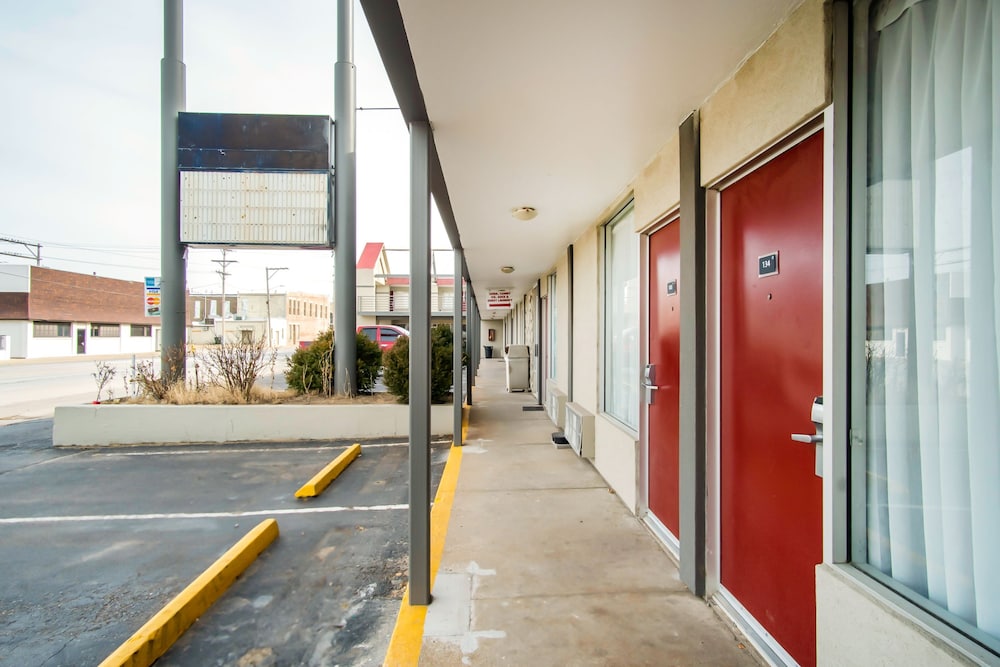 OYO Hotel Hutchinson KS West 4th Ave - photo 3