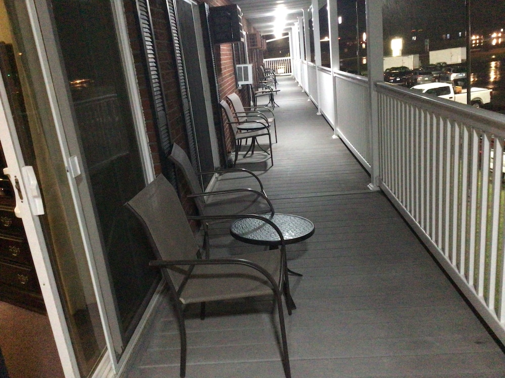 Colonial Brick Inn & Suites - photo 15