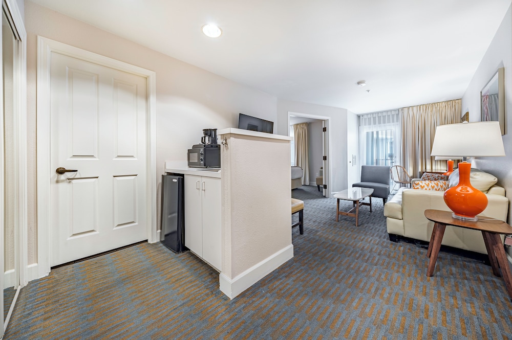 Ashland Hills Hotel & Suites - photo 17